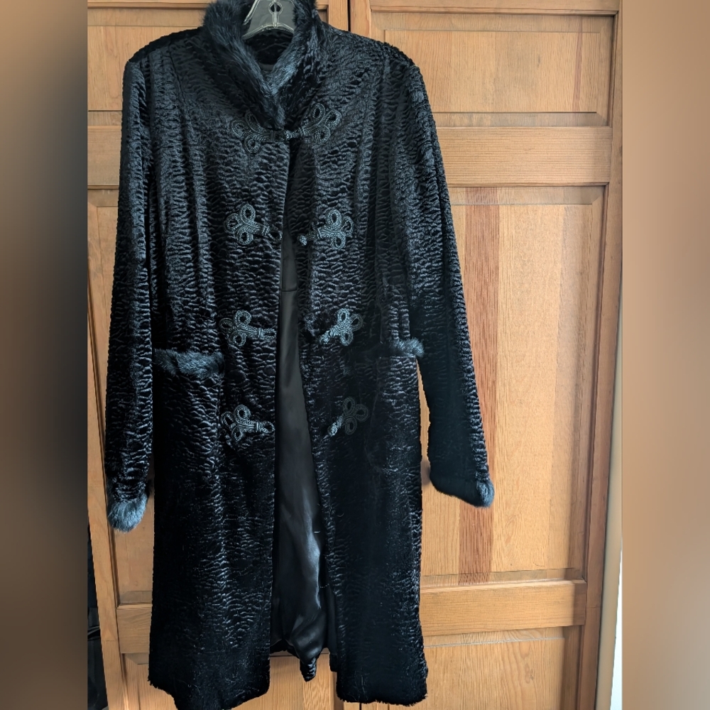 Pasha & Jo Faux Lambs Wool Black Women's Coat. Like New